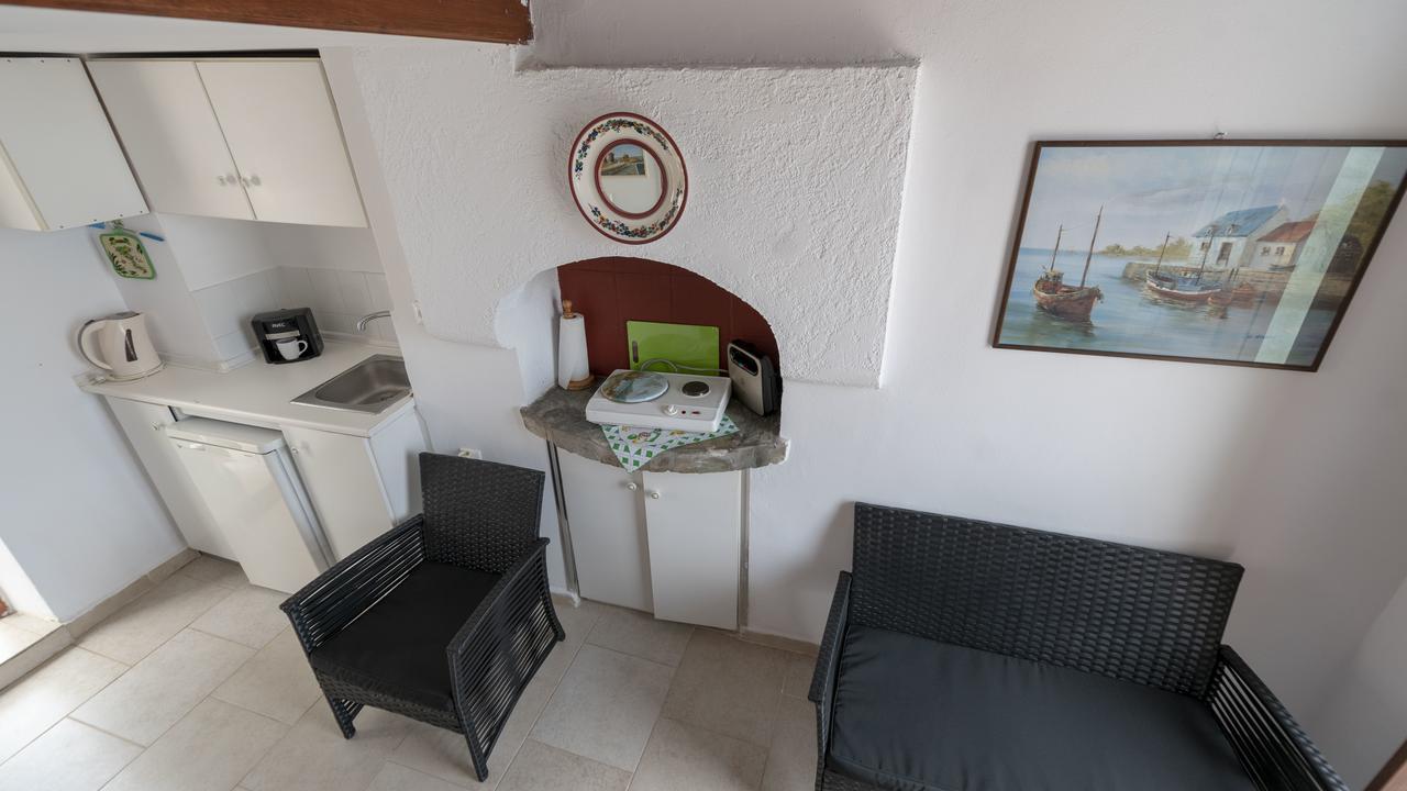 Roulas Apartments Chalki Town Екстер'єр фото