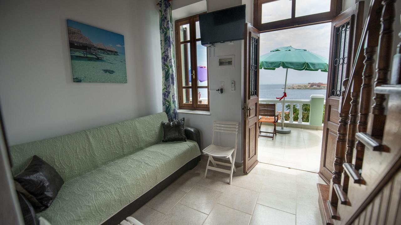 Roulas Apartments Chalki Town Екстер'єр фото